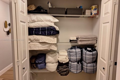 House in Miami Gardens, Florida 4 bedrooms, 160.26 sq.m. № 1965379 - photo 28