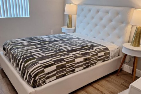 House in Miami Gardens, Florida 4 bedrooms, 160.26 sq.m. № 1965379 - photo 1