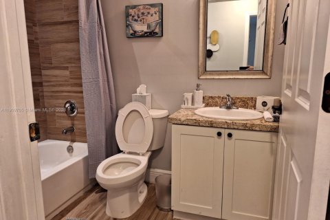 House in Miami Gardens, Florida 4 bedrooms, 160.26 sq.m. № 1965379 - photo 21