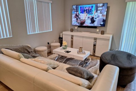 House in Miami Gardens, Florida 4 bedrooms, 160.26 sq.m. № 1965379 - photo 10