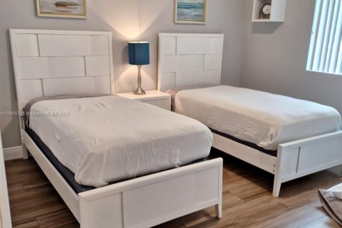 House in Miami Gardens, Florida 4 bedrooms, 160.26 sq.m. № 1965379 - photo 3