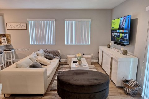 House in Miami Gardens, Florida 4 bedrooms, 160.26 sq.m. № 1965379 - photo 19