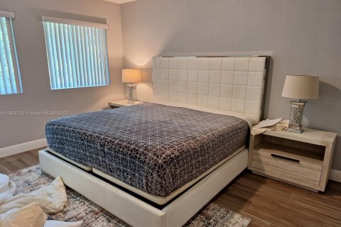 House in Miami Gardens, Florida 4 bedrooms, 160.26 sq.m. № 1965379 - photo 4