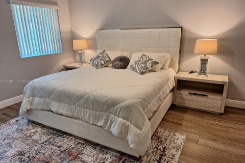 House in Miami Gardens, Florida 4 bedrooms, 160.26 sq.m. № 1965379 - photo 5