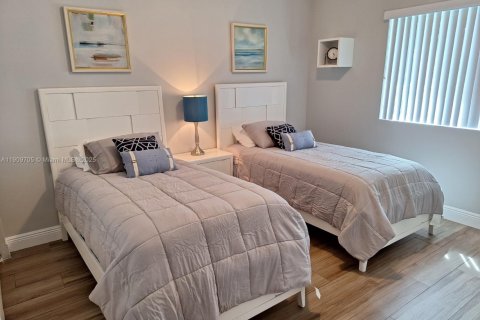 House in Miami Gardens, Florida 4 bedrooms, 160.26 sq.m. № 1965379 - photo 8