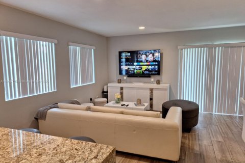 House in Miami Gardens, Florida 4 bedrooms, 160.26 sq.m. № 1965379 - photo 20