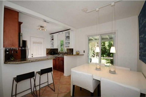House in Miami Shores, Florida 2 bedrooms, 98.1 sq.m. № 2012779 - photo 5