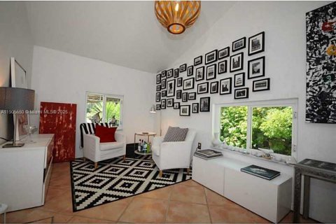 House in Miami Shores, Florida 2 bedrooms, 98.1 sq.m. № 2012779 - photo 4