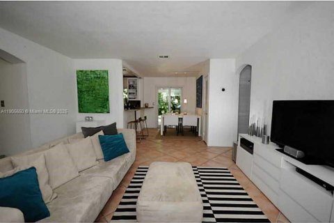 House in Miami Shores, Florida 2 bedrooms, 98.1 sq.m. № 2012779 - photo 2