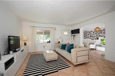 House in Miami Shores, Florida 2 bedrooms, 98.1 sq.m. № 2012779 - photo 3