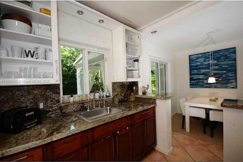 House in Miami Shores, Florida 2 bedrooms, 98.1 sq.m. № 2012779 - photo 7