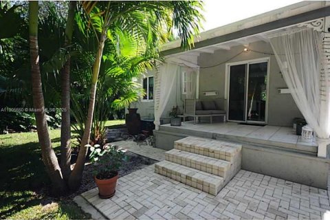 House in Miami Shores, Florida 2 bedrooms, 98.1 sq.m. № 2012779 - photo 12