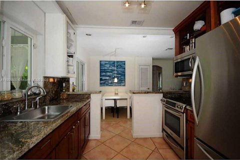 House in Miami Shores, Florida 2 bedrooms, 98.1 sq.m. № 2012779 - photo 6