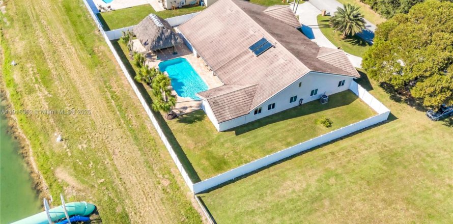 Дом в Майами, Флорида 4 спальни, 348.2м2 № 1971886