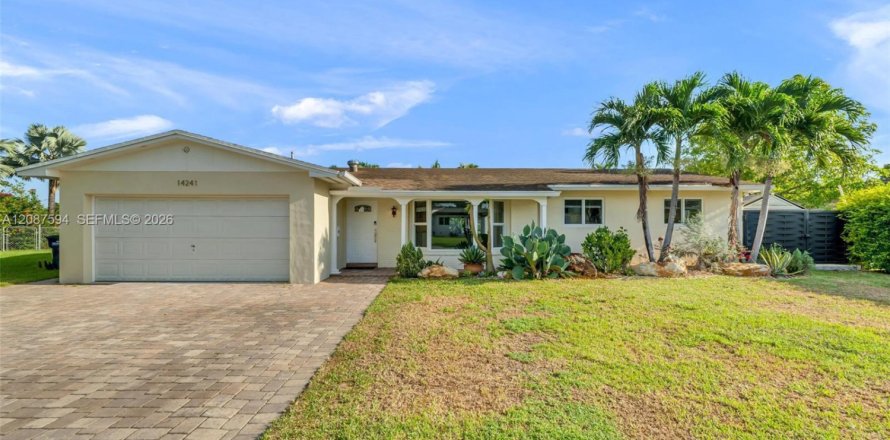 House in Miami, Florida 4 bedrooms, 173.17 sq.m. № 2362114
