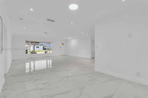 House in Miami, Florida 4 bedrooms, 173.17 sq.m. № 2362114 - photo 11