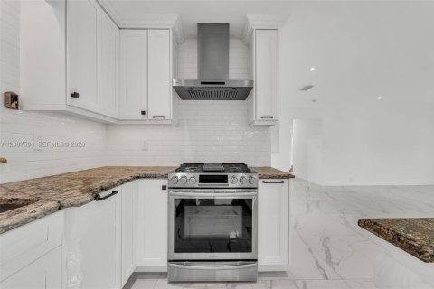 House in Miami, Florida 4 bedrooms, 173.17 sq.m. № 2362114 - photo 16