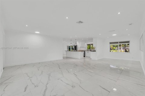 House in Miami, Florida 4 bedrooms, 173.17 sq.m. № 2362114 - photo 6