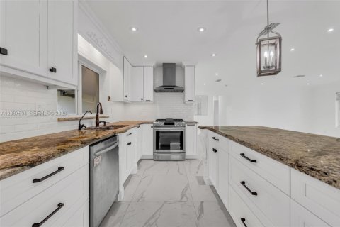 House in Miami, Florida 4 bedrooms, 173.17 sq.m. № 2362114 - photo 14