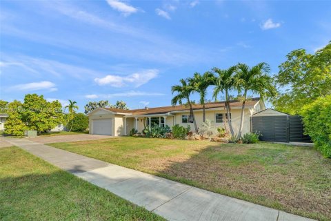 House in Miami, Florida 4 bedrooms, 173.17 sq.m. № 2362114 - photo 2
