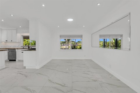 House in Miami, Florida 4 bedrooms, 173.17 sq.m. № 2362114 - photo 10
