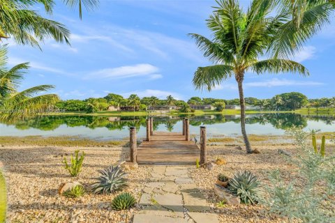 House in Miami, Florida 4 bedrooms, 173.17 sq.m. № 2362114 - photo 26