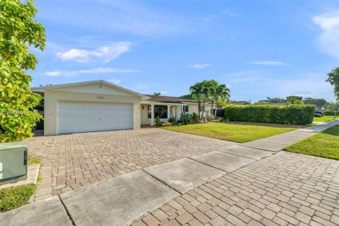 House in Miami, Florida 4 bedrooms, 173.17 sq.m. № 2362114 - photo 3