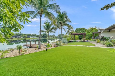 House in Miami, Florida 4 bedrooms, 173.17 sq.m. № 2362114 - photo 24