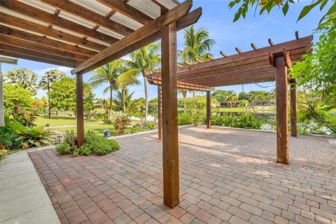 House in Miami, Florida 4 bedrooms, 173.17 sq.m. № 2362114 - photo 30