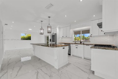 House in Miami, Florida 4 bedrooms, 173.17 sq.m. № 2362114 - photo 12