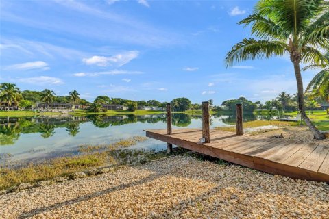 House in Miami, Florida 4 bedrooms, 173.17 sq.m. № 2362114 - photo 27
