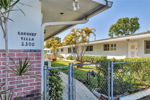 Condo in Hollywood, Florida, 1 bedroom  № 1487060 - photo 1