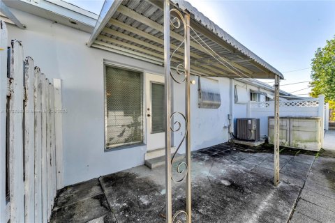 Condo in Hollywood, Florida, 1 bedroom  № 1487060 - photo 24