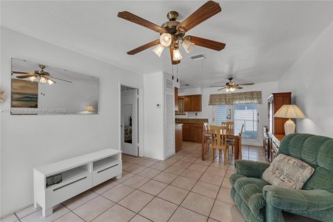 Condo in Hollywood, Florida, 1 bedroom  № 1487060 - photo 15