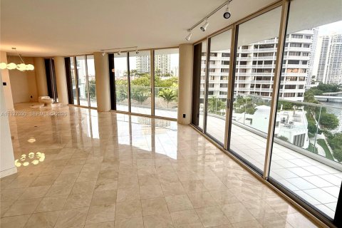 Condominio en alquiler en Aventura, Florida, 2 dormitorios, 199.74 m2 № 2054474 - foto 13