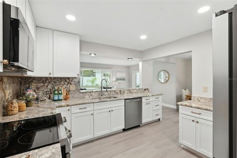 House in Seminole, Florida 3 bedrooms, 149.2 sq.m. № 1919754 - photo 14