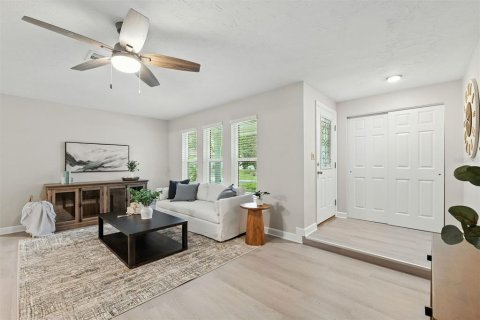House in Seminole, Florida 3 bedrooms, 149.2 sq.m. № 1919754 - photo 7
