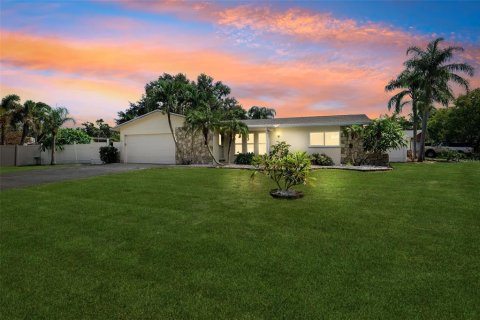 House in Seminole, Florida 3 bedrooms, 149.2 sq.m. № 1919754 - photo 1