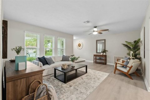 House in Seminole, Florida 3 bedrooms, 149.2 sq.m. № 1919754 - photo 8