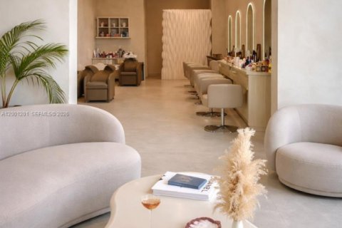 Commercial property in Aventura, Florida № 2065391