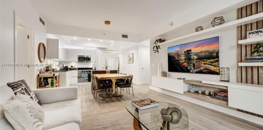 Кондоминиум с 2 спальнями в Майами, Флорида № 1944890