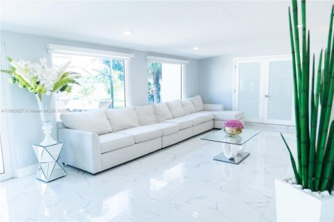 Casa en venta en Miami, Florida, 5 dormitorios, 304.63 m2 № 2015410 - foto 13