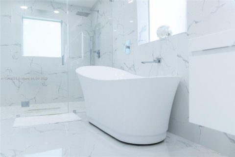 Casa en venta en Miami, Florida, 5 dormitorios, 304.63 m2 № 2015410 - foto 23