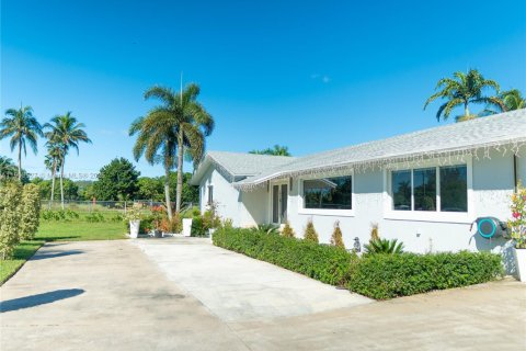 Casa en venta en Miami, Florida, 5 dormitorios, 304.63 m2 № 2015410 - foto 3