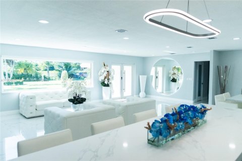 Casa en venta en Miami, Florida, 5 dormitorios, 304.63 m2 № 2015410 - foto 5