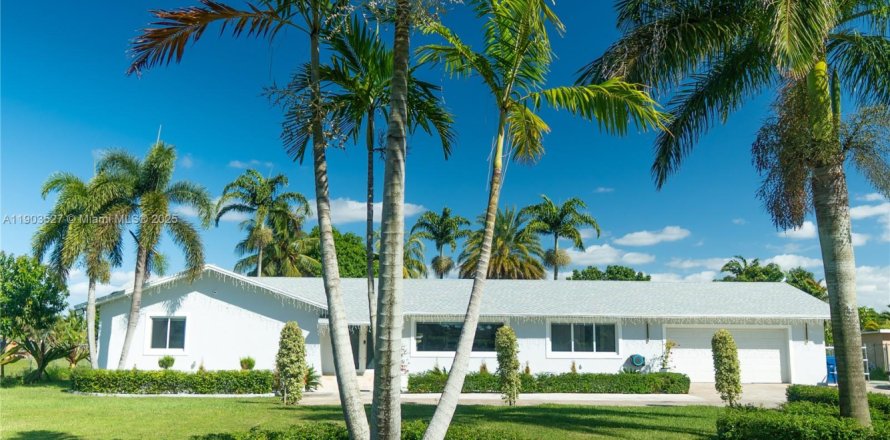 Casa en Miami, Florida 5 dormitorios, 304.63 m2 № 2015410
