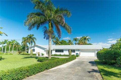 Casa en venta en Miami, Florida, 5 dormitorios, 304.63 m2 № 2015410 - foto 2