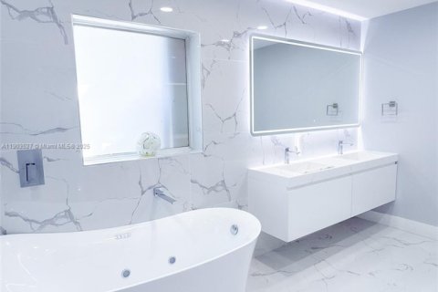 Casa en venta en Miami, Florida, 5 dormitorios, 304.63 m2 № 2015410 - foto 24
