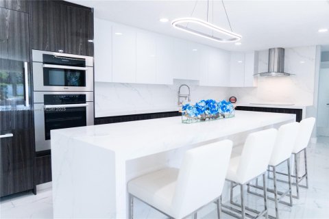 Casa en venta en Miami, Florida, 5 dormitorios, 304.63 m2 № 2015410 - foto 6