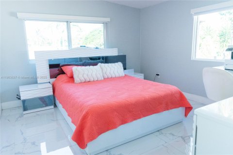 Casa en venta en Miami, Florida, 5 dormitorios, 304.63 m2 № 2015410 - foto 26